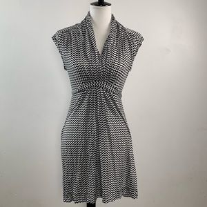 FRENCH CONNECTION blck/wht chevron stripped dress